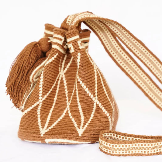 【la narrativa】コロンビア先住民族ワユー手編みバッグ モチーラ・ウナエブラ S ブラウン | 一点物 フェアトレード ショルダーバッグ