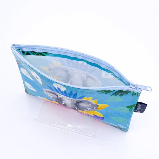 【Kangarui】ゾウ柄 化粧ポーチ 撥水 薄型 Mサイズ | ケニアアート ラミネート 小物入れ サファリポーチ Proud Tembo プラウドテンボ M