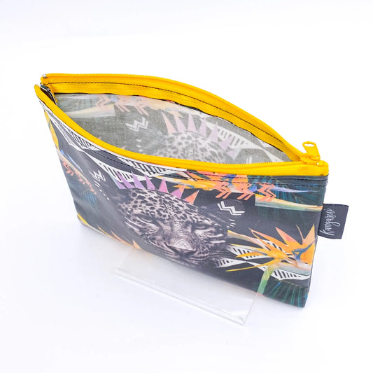 薄型・小物 | 旅行・化粧品収納 | 撥水加工 エシカル雑貨 Kangarui カンガルイ サファリポーチ Fierce Leopard フィアースレオパルド M