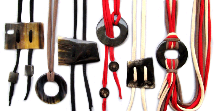 Tシャツをリサイクルしたネックレス。赤、黒、ベージュなど様々なバリエーション。