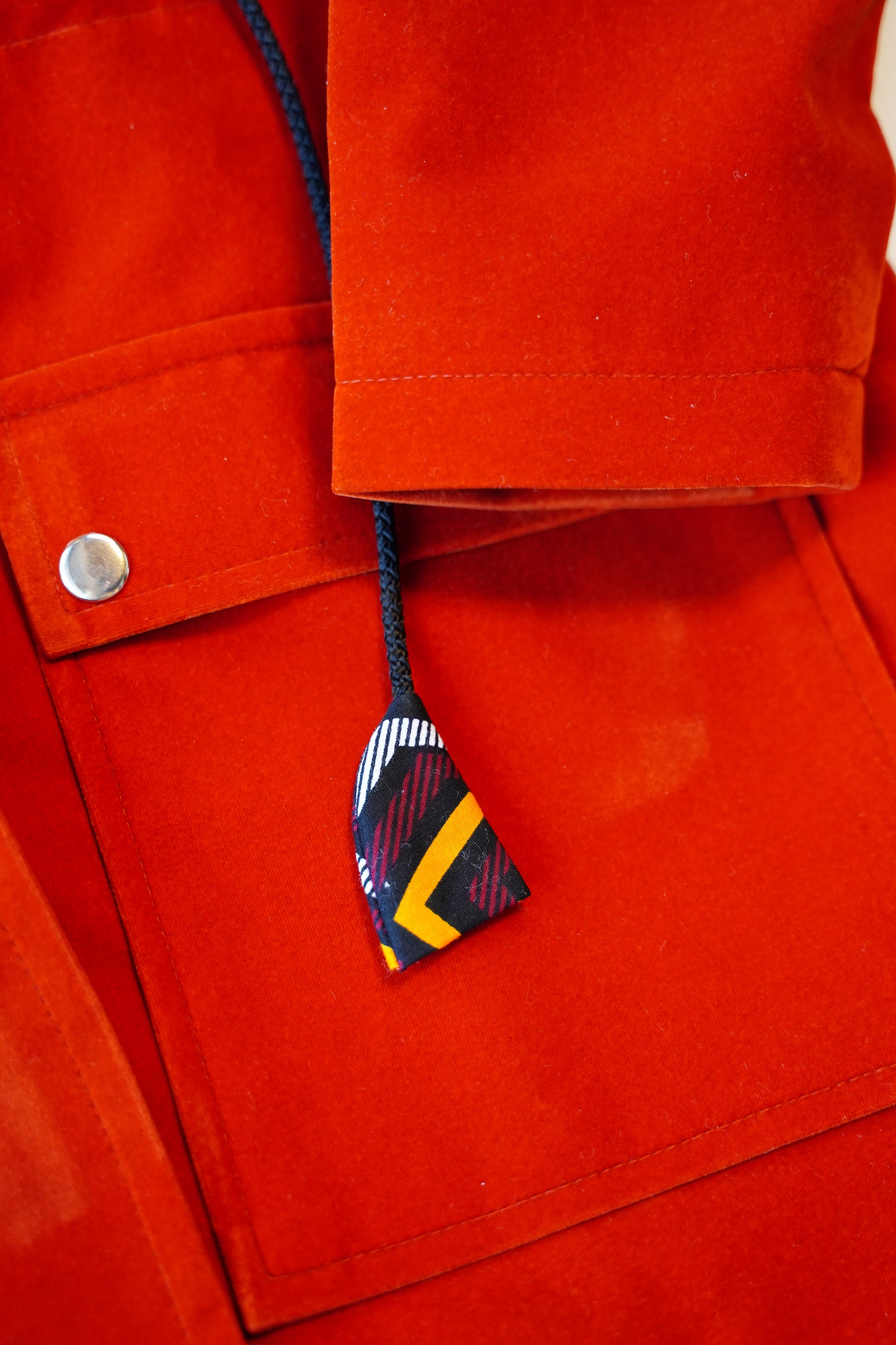 ギモノコート スカーレット（アフリカ布とベルベットのコート メンズ・レディース両対応）表　 商品イメージギモノコート スカーレット（アフリカ布とベルベットのコート メンズ・レディース両対応）　調整ヒモのワンポイントアクセント
